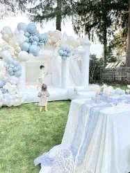luxury bounce house blue balloon garland kids party snohomish wa 1 5 Rainier