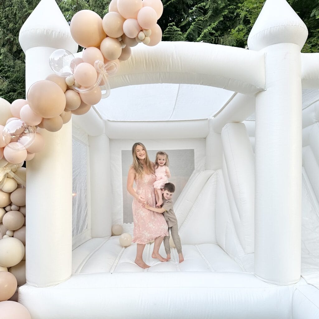 Luxury bounce house rental in snohomish county - white bounce castle with balloon garland - family bouncing for kids birthday and upscale events in bellevue